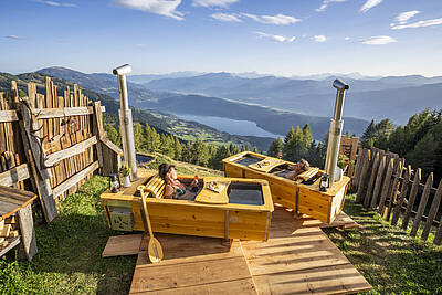 Paerchen beim Almbad auf der Alexander Alm in der Region Millstaetter See