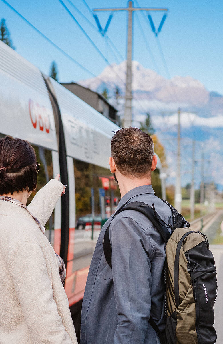 Bahnhofswandern Mann und Frau warten auf Abfahrt der S-Bahn am Bahnsteig