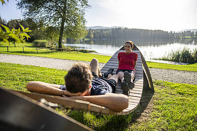 Paerchen beim Wandern am Slow Trail Maltschacher See mit Rast am See
