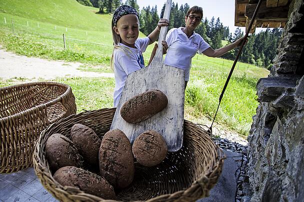 Maedchen beim Brotbacken im Lesachtal