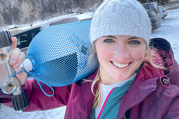 Viktoria Urbanek mit Equipment zum Eistauchen im Weissensee
