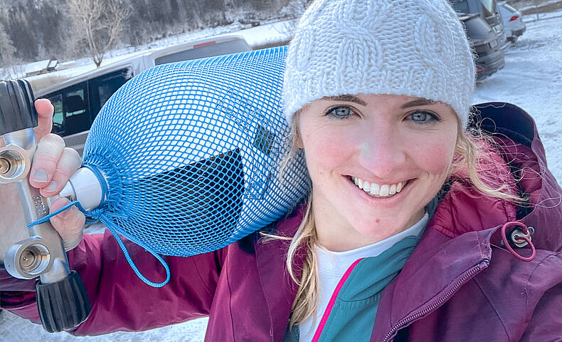 Viktoria Urbanek mit Equipment zum Eistauchen im Weissensee