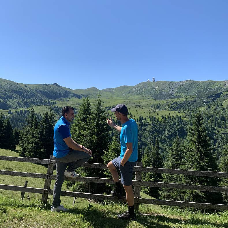 Wandern auf der Koralm. Blick von der Großhöllerhütte zum Speikkofel – und Hüttenwirt Andreas Streit und Guide Herbie