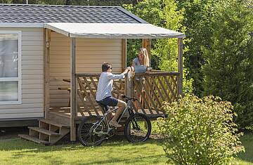 Paar im Mobile Home am Campingplatz Gruber Faaker See