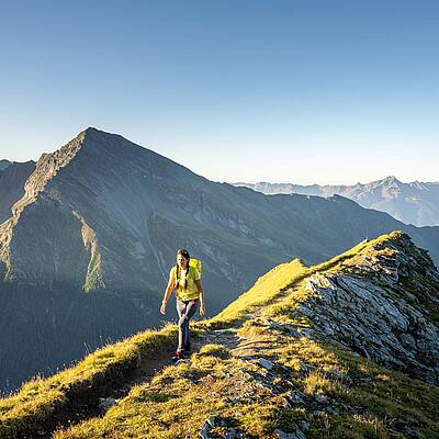 Frau am Gipfelgrat beim Weitwandern in den Hohen Tauern