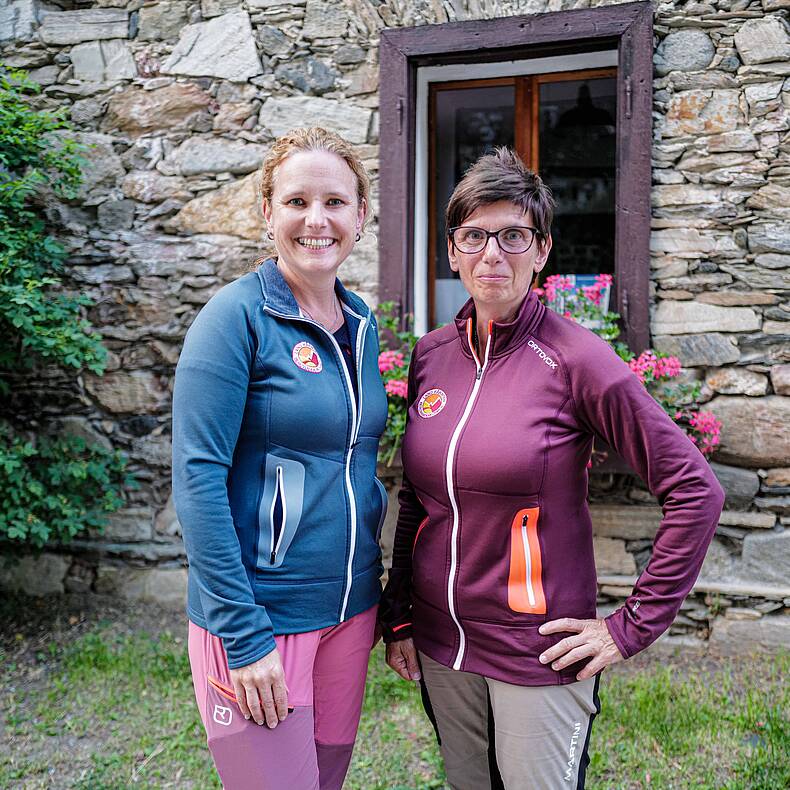Anita Obermoser und Sylvia Granitzer beim Eingang in die Groppensteinschlucht