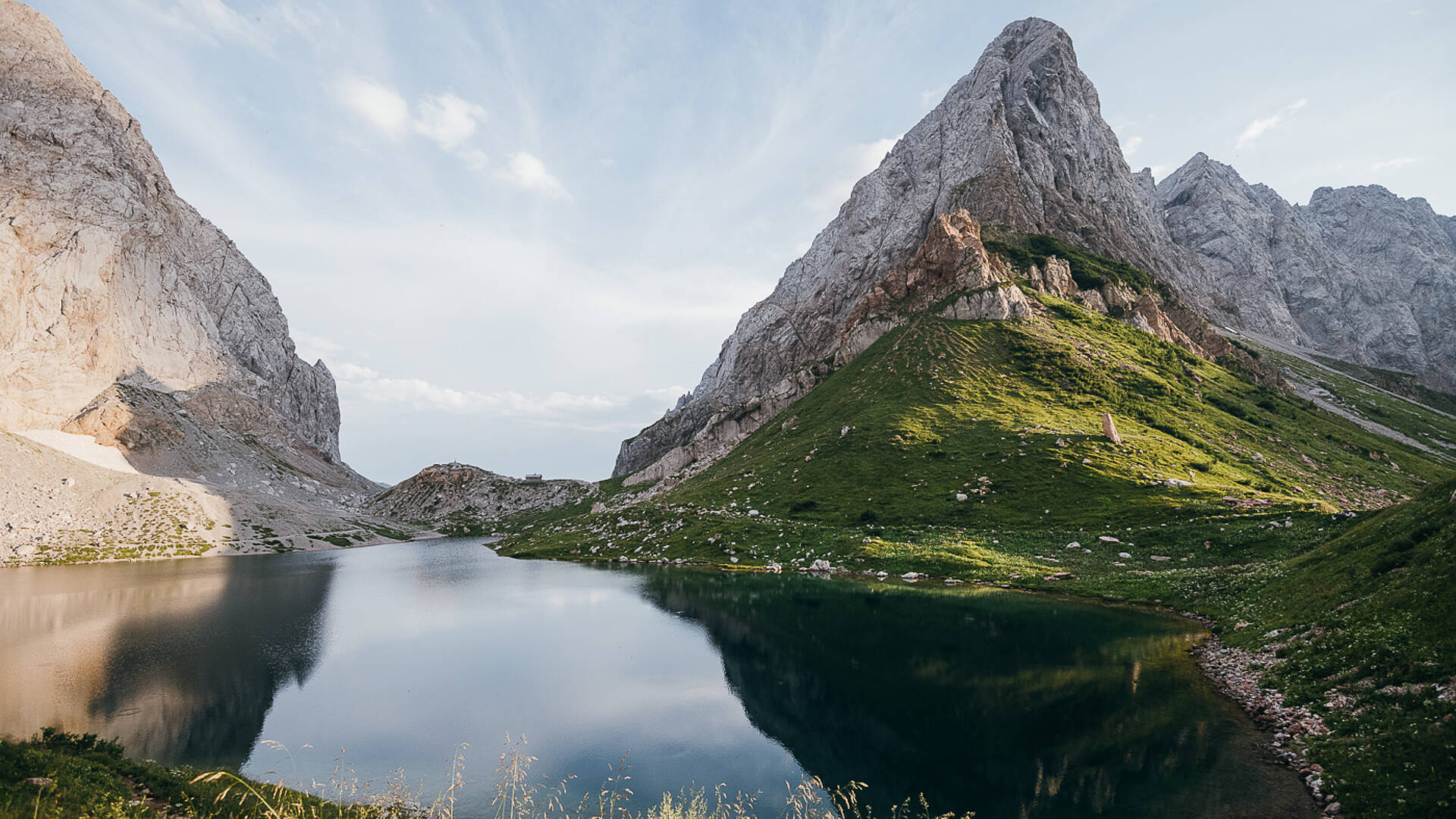 Blick auf den Wolayersee mit Wolayerseehütte im Hintergrund