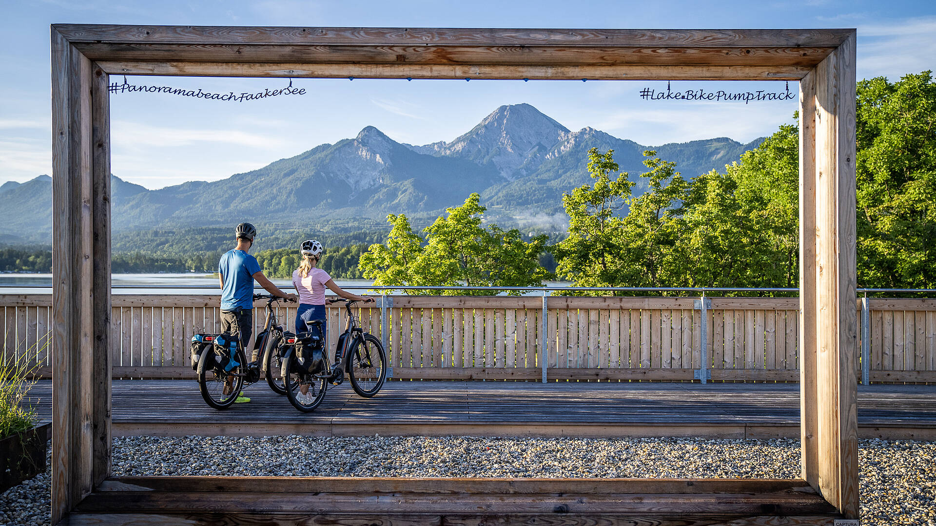 Bildmotiv Frau und Mann beim Radfahren auf der Seenschleife am Faaker See