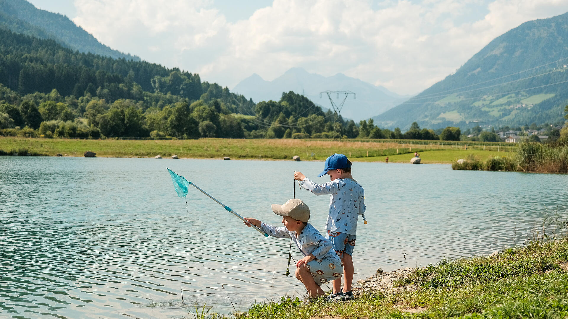 Kinder am badestran Moelltal