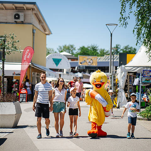 Familie beim Familien Seefest am Klopeiner See mit Ente