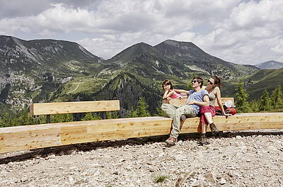05 nockart Bank mit Familie c Johannes Puch