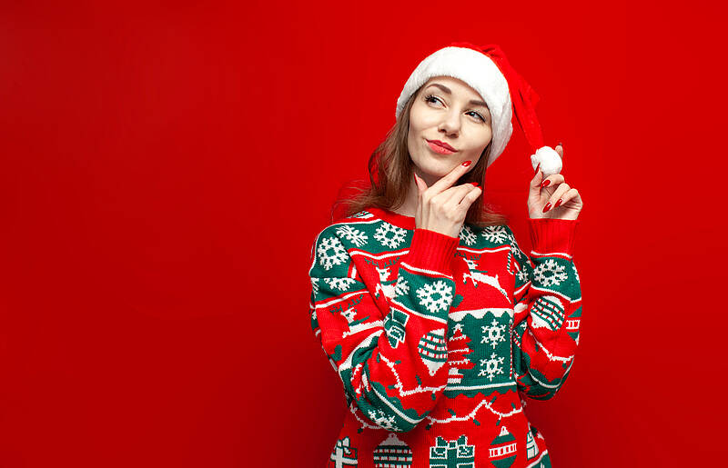 Frau denkt nach, Idee für ein Weihnachtsgeschenk