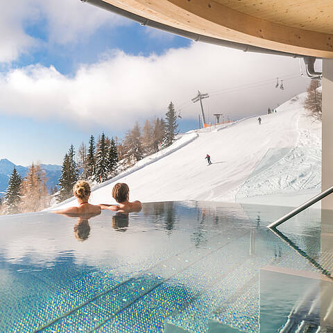 Mountain Resort Feuerberg_Im Whirpool mit Winterpanorama