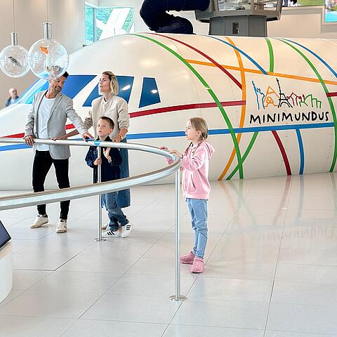 Familie in der Minimundus Indoor Erlebniswelt mit der ISS