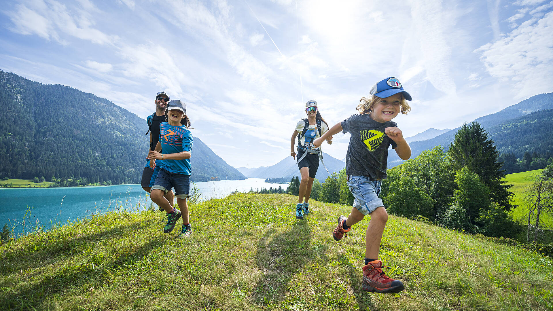 Familie beim Wandern am Weissensee