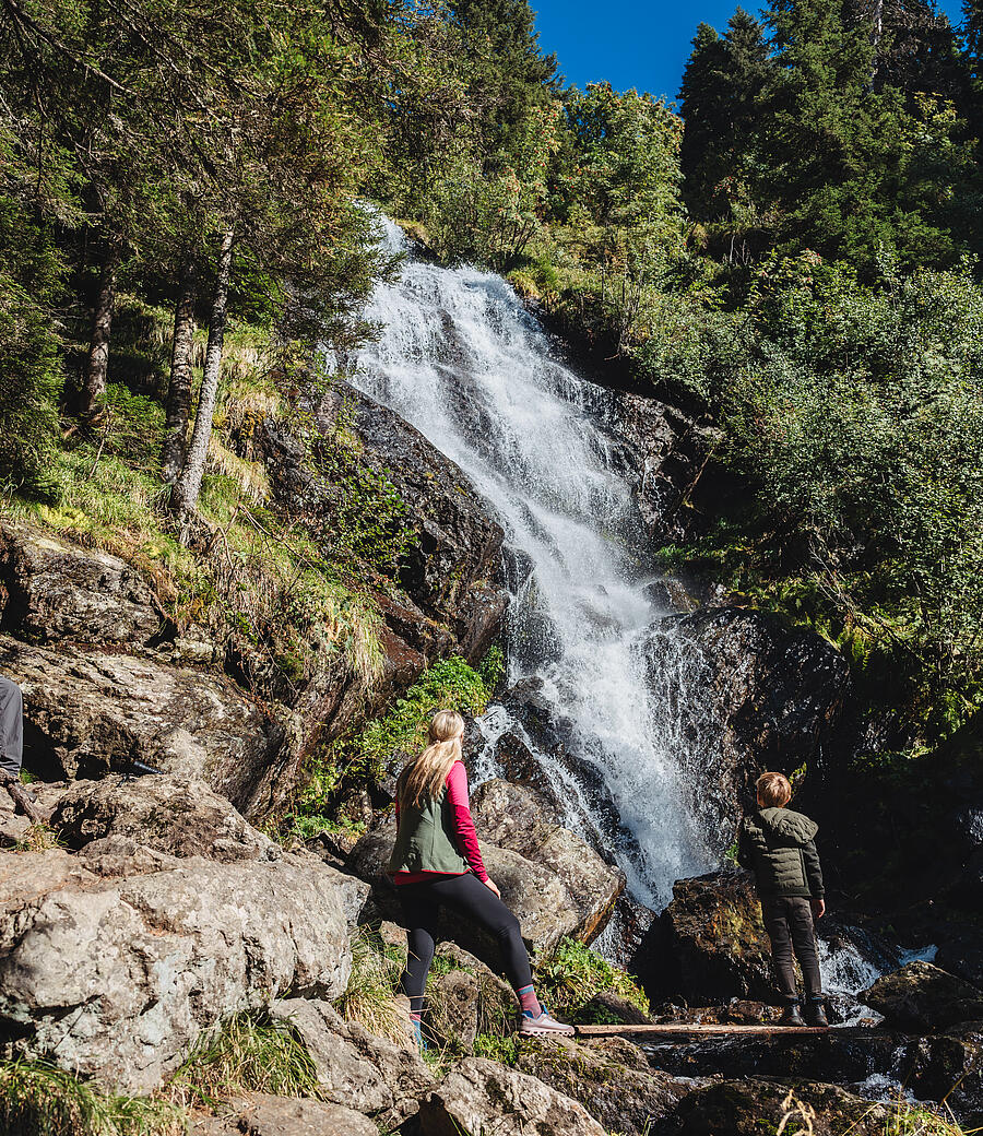 Familie beim Fluder Wasserfall Goding