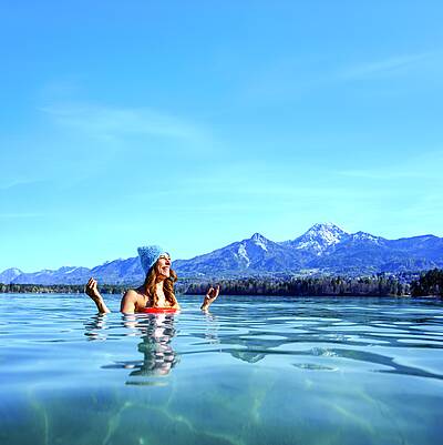 Kaltbaden im Fruehling im Faaker See