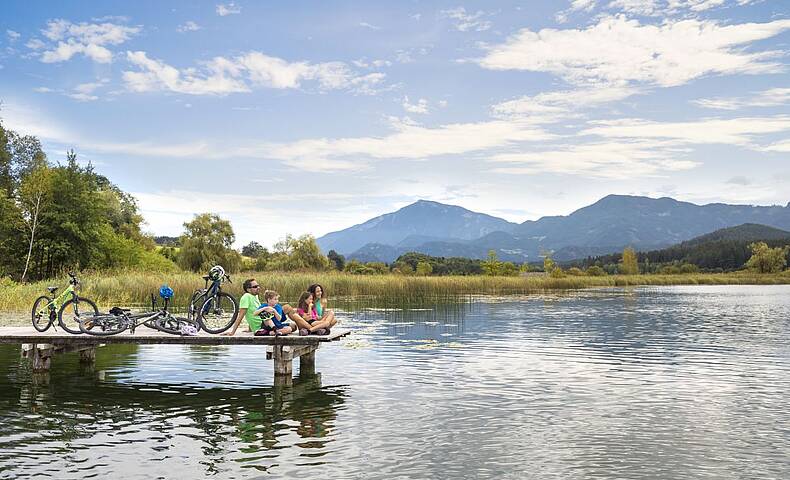 Mit der ganzen Familie um den Klopeiner See radeln und am Steg die Aussicht genießen.  