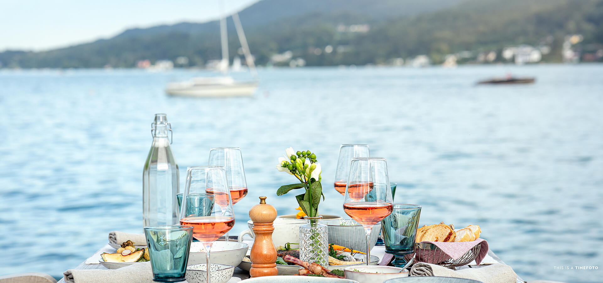 Festlich gedeckter Tisch für das Dinner am See