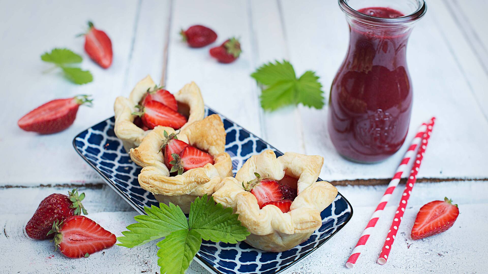 Erdbeeren im Blätterteigmantel und Erdbeersmoothie