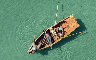 Pärchen beim Picknick am Weissensee im Boot