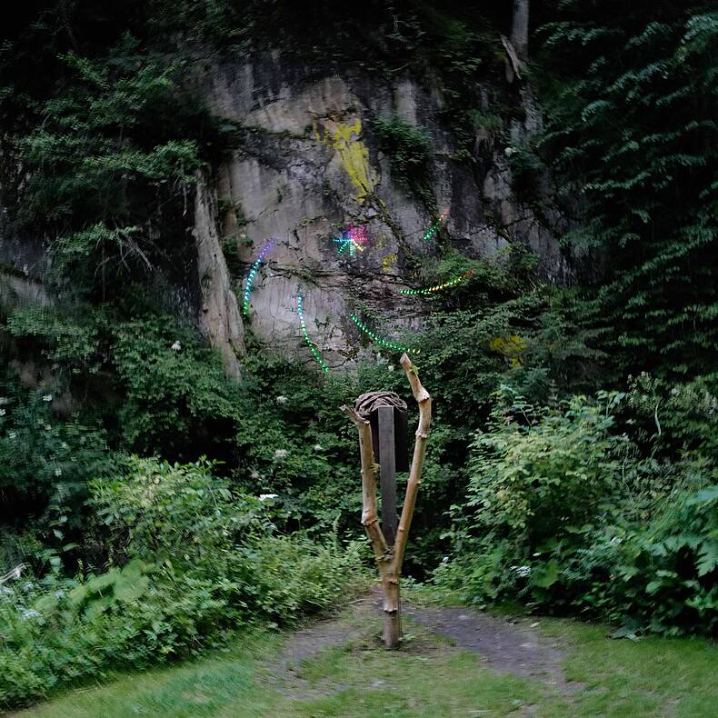 Lichtinstallation am Beginn der Groppensteinschlucht